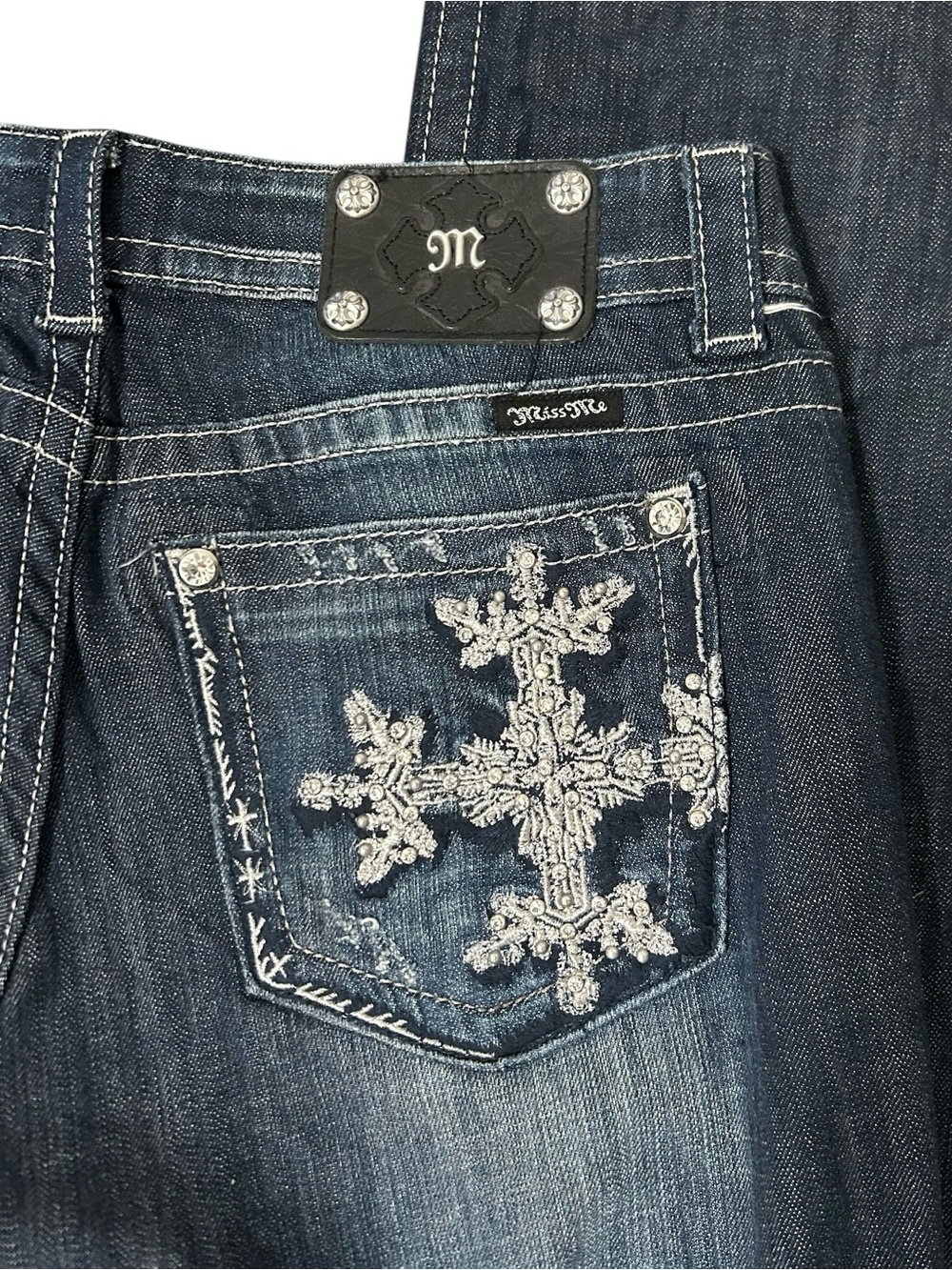 Miss Me Bootcut Rhinestone Pockets Denim Jeans Size 31 Cross Snowflake Pattern - Picture 3 of 6